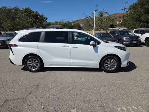 Used 2026 Toyota Sienna LE FWD image 7