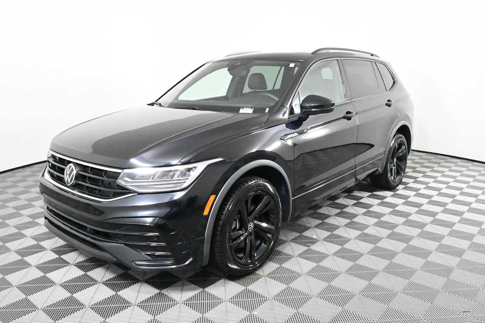 Certified 2023 Volkswagen Tiguan SE R-Line FWD image 2