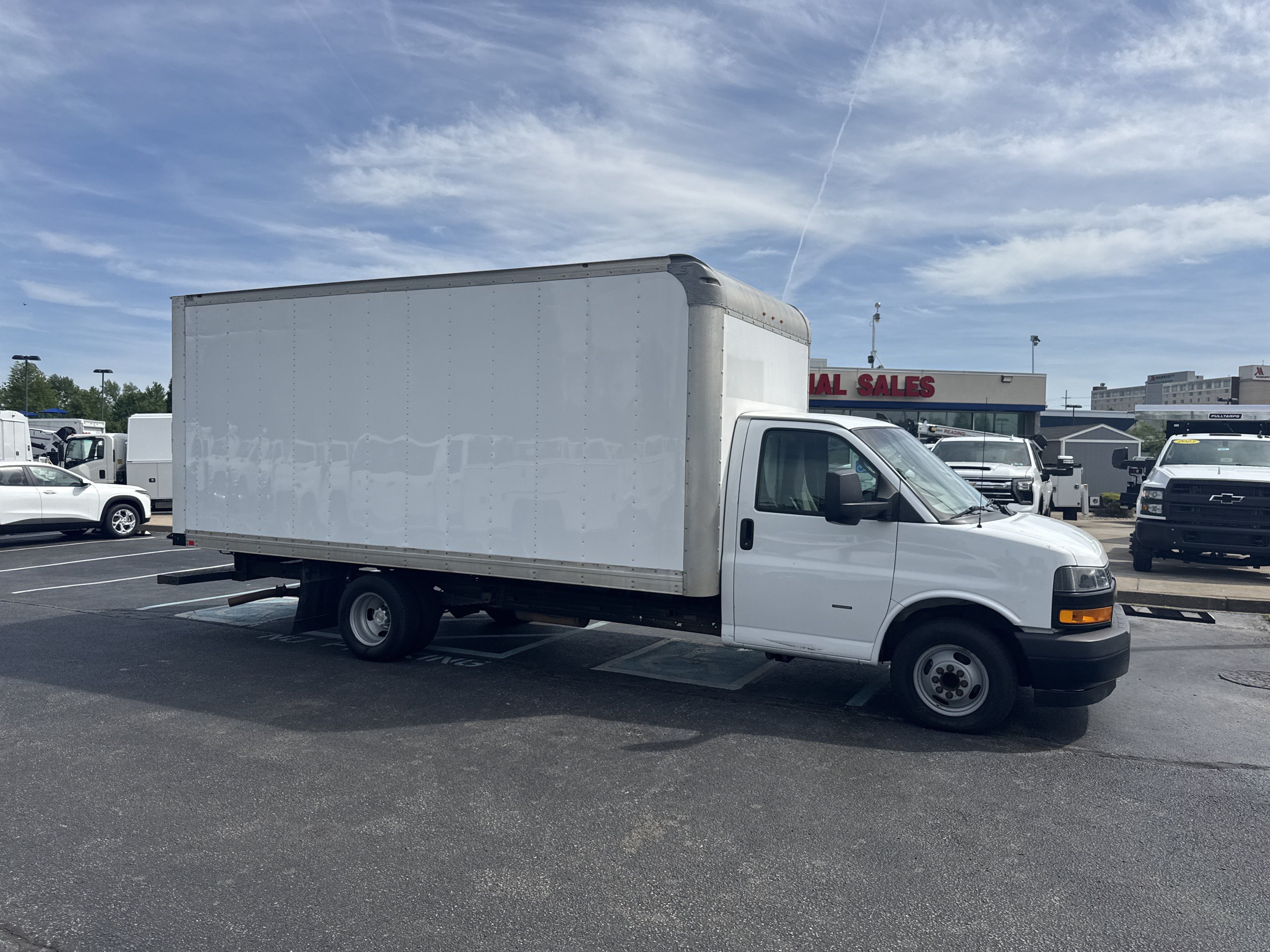 Used 2018 Chevrolet Express 3500 Extended w/ Driver Convenience Package RWD image 2