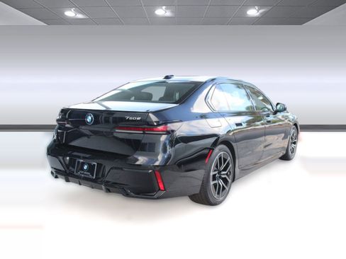 New 2026 BMW 750e xDrive image 8