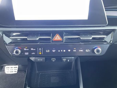 Used 2023 Kia Niro SX Touring FWD image 24