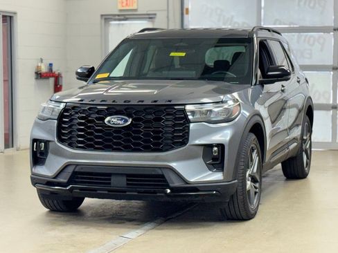 Used 2025 Ford Explorer ST-Line w/ ST-Line Street Pack AWD/4WD image 3