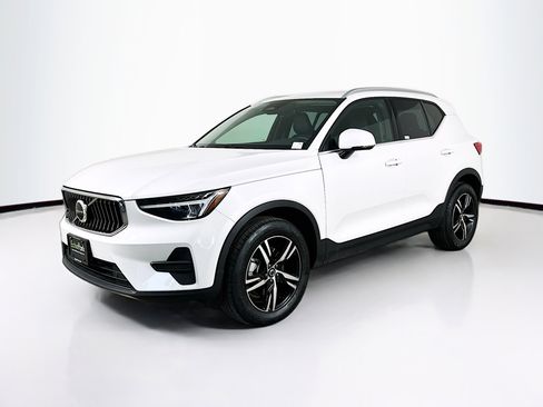 Used 2025 Volvo XC40 B5 Core image 3