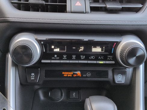 Used 2022 Toyota RAV4 LE image 19