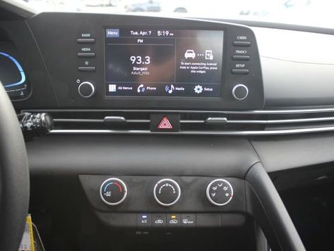 Used 2024 Hyundai Elantra SE FWD image 4