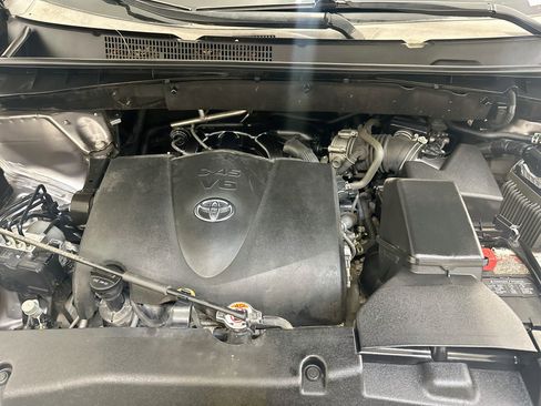 Used 2018 Toyota Highlander LE AWD/4WD image 33