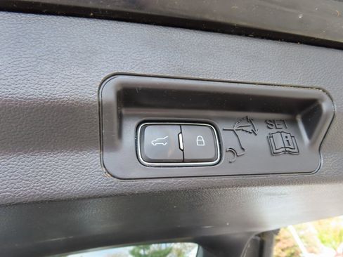 Used 2020 Ford Explorer Limited image 36