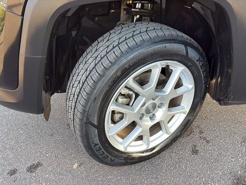 Used 2019 Jeep Renegade Latitude w/ Popular Equipment Group image 9