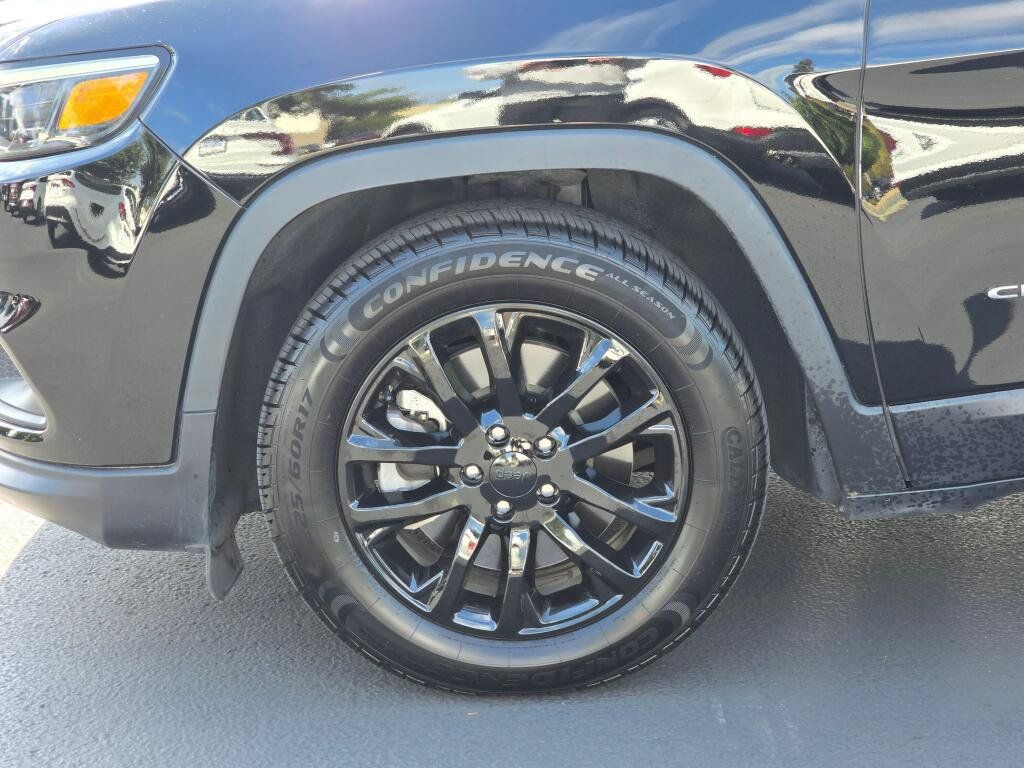 Used 2019 Jeep Cherokee Latitude w/ Cold Weather Group FWD image 17