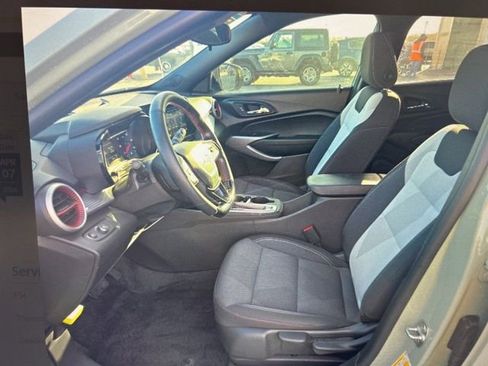 Used 2024 Chevrolet Trax RS w/ Sunroof Package image 11