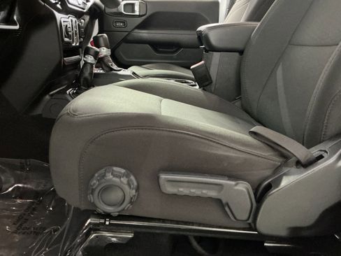 Used 2023 Jeep Gladiator Overland AWD/4WD image 15