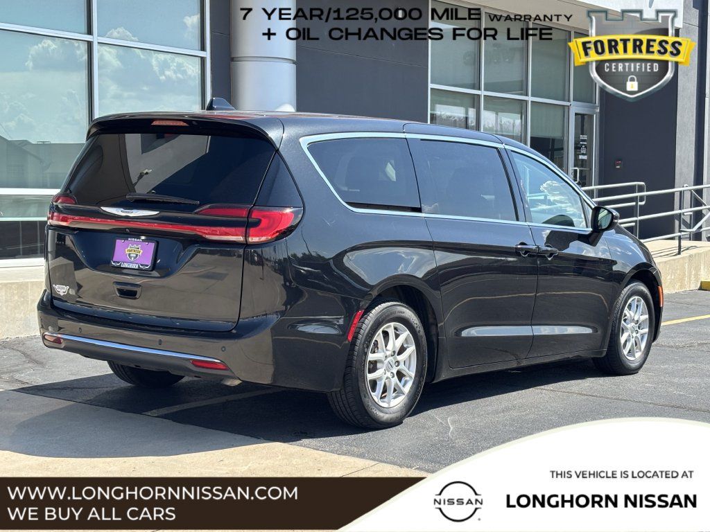 Used 2023 Chrysler Pacifica Touring-L FWD image 3