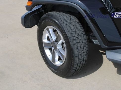 Used 2019 Jeep Wrangler Unlimited Sahara image 9