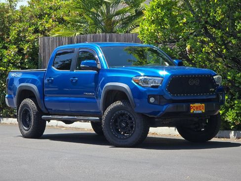 Used 2017 Toyota Tacoma TRD Off-Road w/ Tow Package (A/T) AWD/4WD image 2