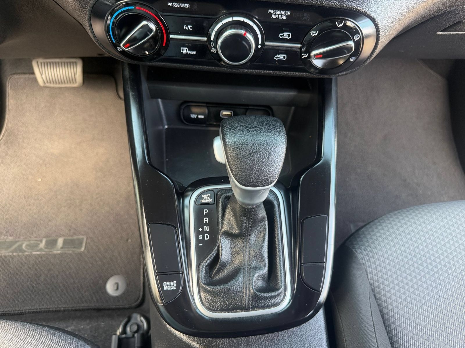 Used 2025 Kia Soul LX w/ LX Technology Package FWD image 39