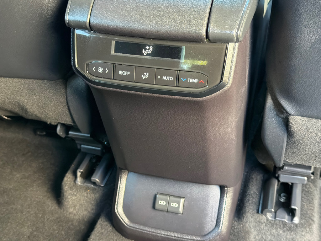 Used 2025 Toyota Highlander XLE AWD/4WD image 17
