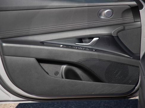 Used 2025 Hyundai Elantra SEL FWD image 22