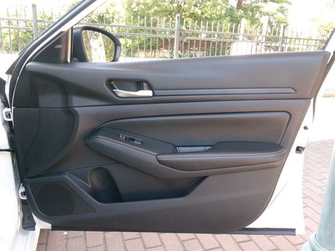 Used 2024 Nissan Altima 2.5 SV FWD image 16
