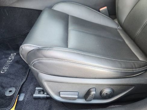 Used 2025 Genesis G70 2.5T image 18