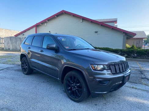Used 2017 Jeep Grand Cherokee Altitude AWD/4WD image 7