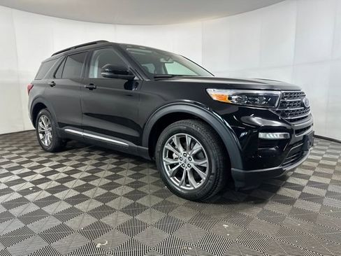 Used 2022 Ford Explorer XLT w/ Equipment Group 202A image 2
