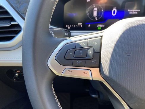 Used 2025 Volkswagen Taos SE w/ Panoramic Sunroof Package image 18