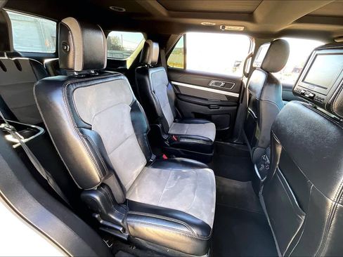 Used 2017 Ford Explorer XLT w/ Equipment Group 202A image 18