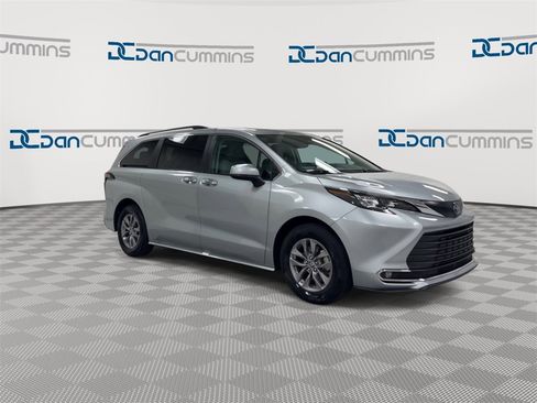 Used 2024 Toyota Sienna XLE image 2