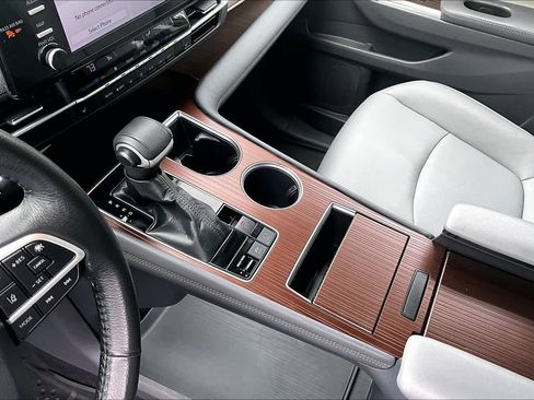 Used 2022 Toyota Sienna XLE image 17