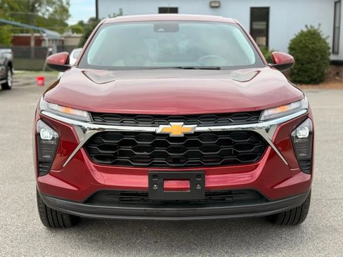 Used 2024 Chevrolet Trax LS w/ LS Convenience Package FWD image 4
