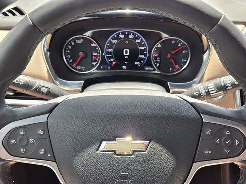Used 2023 Chevrolet Traverse Premier FWD image 24