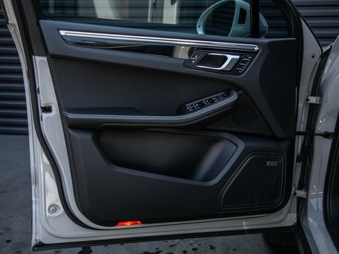 Certified 2023 Porsche Macan S AWD/4WD image 17