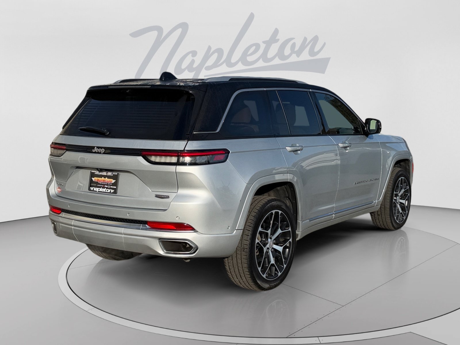 Used 2023 Jeep Grand Cherokee Summit AWD/4WD image 6