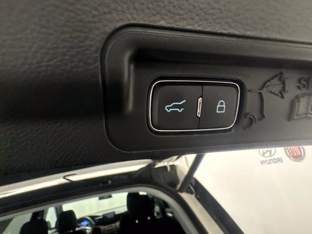 Used 2023 Ford Explorer XLT AWD/4WD image 17