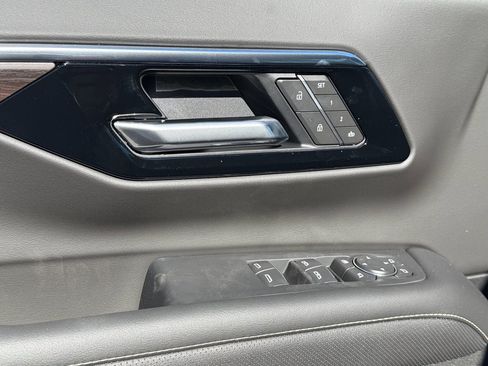 New 2026 Chevrolet Suburban Premier image 9