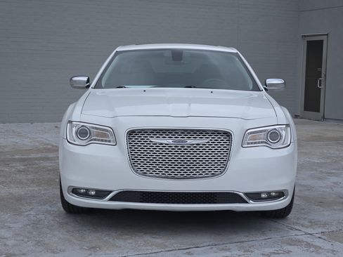 Used 2019 Chrysler 300 Limited image 2