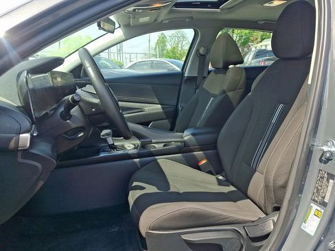 Used 2025 Hyundai Elantra SEL FWD image 15