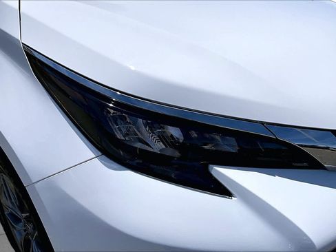 Used 2025 Toyota Sienna LE FWD image 27