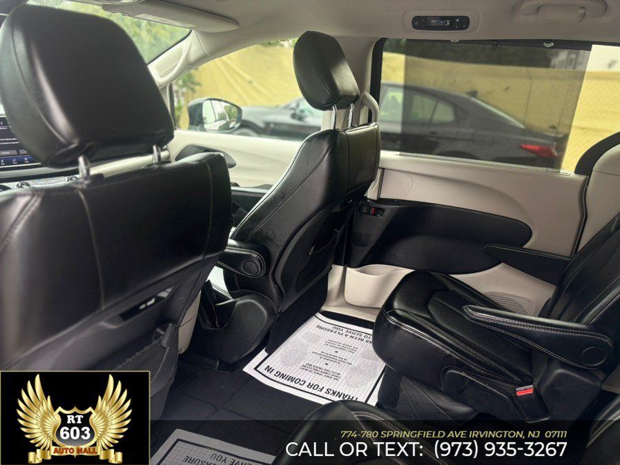 Used 2024 Chrysler Pacifica Touring-L FWD image 9