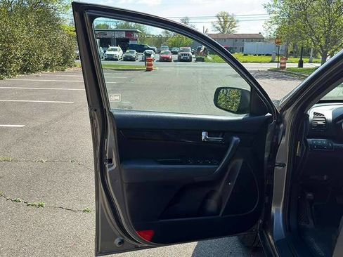 Used 2013 Kia Sorento LX image 17