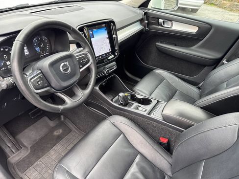 Used 2019 Volvo XC40 T5 Momentum image 30