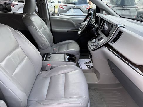 Used 2016 Toyota Sienna XLE FWD image 27