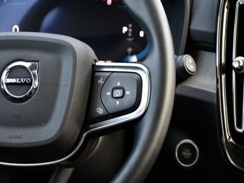 Certified 2025 Volvo XC40 B5 Plus image 22