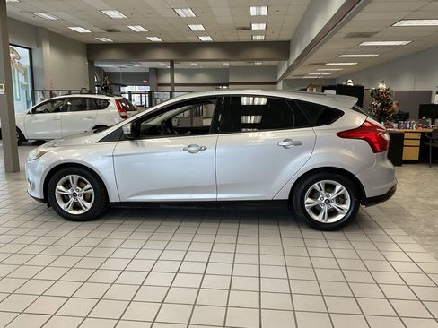 Used 2014 Ford Focus SE w/ SE Winter Package image 4