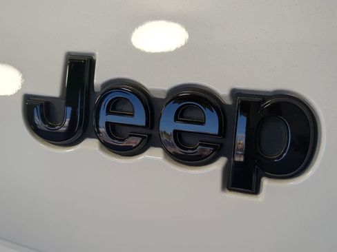 Used 2024 Jeep Grand Cherokee L Laredo image 13