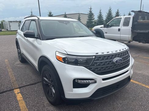 Used 2024 Ford Explorer XLT w/ Equipment Group 202A AWD/4WD image 4