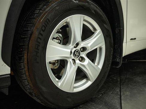 Used 2021 Toyota Highlander LE AWD/4WD image 3