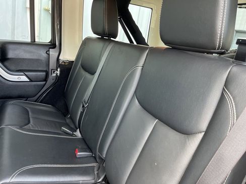 Used 2017 Jeep Wrangler Unlimited Sahara w/ Connectivity Group AWD/4WD image 46