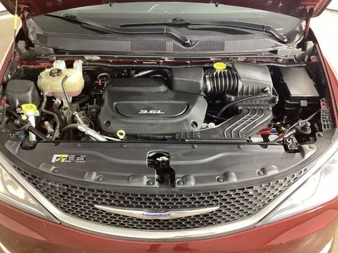 Used 2017 Chrysler Pacifica Touring-L FWD image 33
