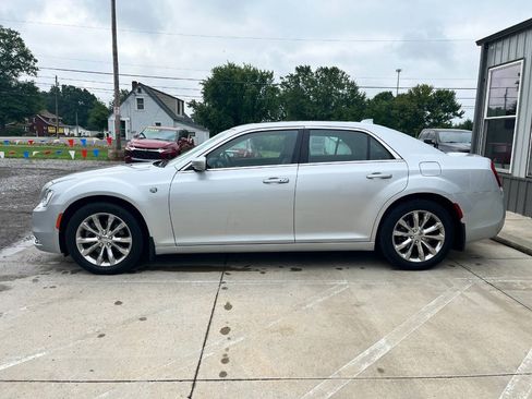 Used 2020 Chrysler 300 Touring L w/ Value Package AWD/4WD image 4